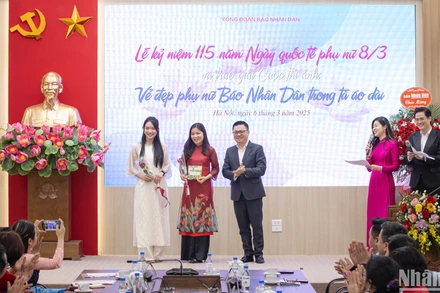 Tổng Biên tập Lê Quốc Minh trao giải Đặc biệt Cuộc thi “Vẻ đẹp phụ nữ Báo Nhân Dân trong tà áo dài”. (Ảnh: SƠN TÙNG)