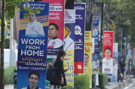 Các biển quảng cáo bầu cử của các đảng phái treo trên đường phố Bangkok. (Ảnh: Bưu điện Bangkok)