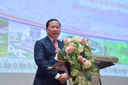 Ủy viên dự khuyết Trung ương Đảng, Bí thư Tỉnh ủy Hòa Bình Nguyễn Phi Long phát biểu tại hội nghị.