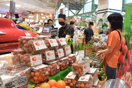 Quầy vải Việt Nam tại trung tâm thương mại Siam Paragon ở thủ đô Bangkok, Thái Lan.