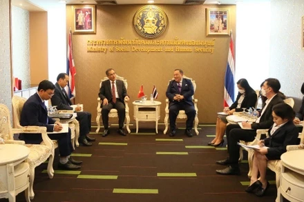 Buổi làm việc giữa Bộ trưởng Phát triển xã hội và An ninh con người Thái Lan Chuti Krairiksh và Đại sứ Phan Chí Thành.