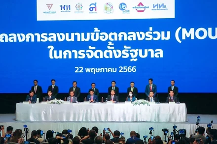 Lãnh đạo các đảng trong liên minh tại buổi lễ ký MoU. (Ảnh: Nation)