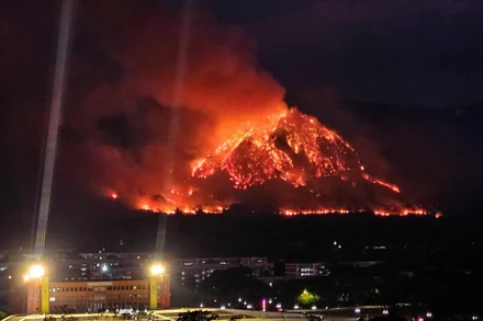 Mảnh rừng trên triền núi Khao Chaphlu, tỉnh Nakhon Nayok ngập trong ngọn lửa. (Ảnh: Bưu điện Bangkok)