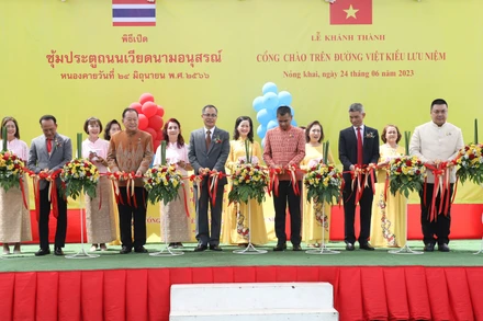 Lễ cắt băng khánh thành công trình.