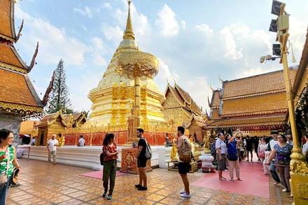 Du khách thăm chùa Wat Phra That, tỉnh Chiang Mai, Thái Lan.
