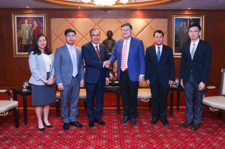 Buổi làm việc giữa Bộ trưởng Giáo dục Đại học, Khoa học, Nghiên cứu và Đổi mới sáng tạo Thái Lan Anek Laothamatas và Đại sứ Phan Chí Thành.