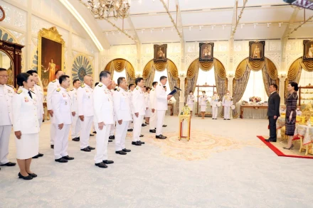 Thủ tướng và các thành viên chính phủ tuyên thệ nhậm chức trước Nhà vua Thái Lan.