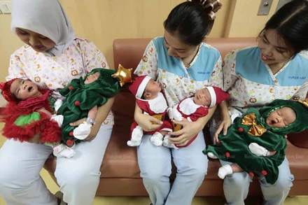 Các y tá đang bế trẻ sơ sinh tại một bệnh viện ở thủ đô Bangkok, Thái Lan. (Ảnh: Bưu điện Bangkok)