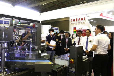 Các đại biểu tham quan gian hàng của doanh nghiệp tại sự kiện Kết nối công nghệ và Đổi mới sáng tạo Việt Nam năm 2022.