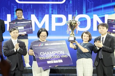 Trao Giải quán quân cho đội BUYO tại Cuộc thi Tìm kiếm tài năng khởi nghiệp sáng tạo Quốc gia năm 2023.