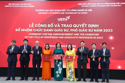 Trao Quyết định bổ nhiệm chức danh Giáo sư, Phó Giáo sư cho 3 giảng viên.