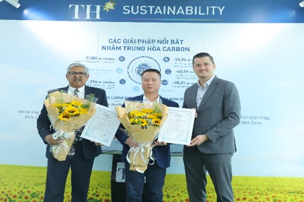 Giám đốc điều hành Control Union Việt Nam trao chứng nhận trung hoà carbon cho Công ty cổ phần Sữa TH và Công ty trách nhiệm hữu hạn Nước tinh khiết Núi Tiên.