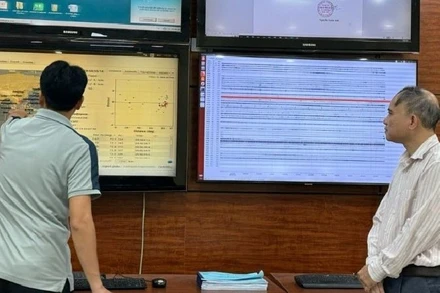 Các cán bộ của Trung tâm Báo tin Động đất và cảnh báo sóng thần (Viện Vật lý Địa cầu) theo dõi các trận động đất trên hệ thống.