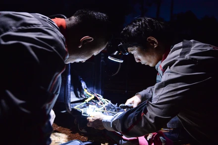 Nhân viên của Viettel khôi phục mạng di động sau cơn bão số 3.