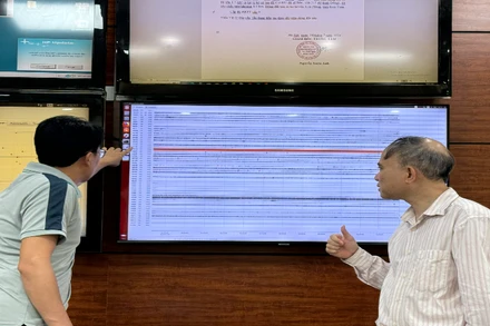 Tiến sĩ Nguyễn Xuân Anh, Giám đốc Trung tâm Báo tin động đất và Cảnh báo sóng thần (bên phải) cùng cán bộ chuyên trách theo dõi động đất tại Trung tâm Báo tin động đất và Cảnh báo sóng thần.