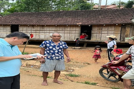 Cán bộ chuyên môn thu thập thông tin ảnh hưởng của một trận động đất từ người dân tại huyện Kon Plông (KonTum)