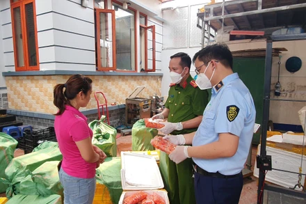 Lực lượng Quản lý thị trường đã thu giữ 840kg trứng non gia cầm đông lạnh, 40kg nầm động vật đông lạnh không rõ nguồn gốc xuất xứ.