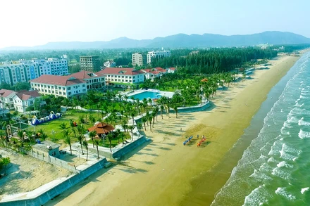Toàn cảnh bãi biển Hải Tiến.