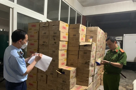 Lực lượng chức năng kiểm tra lô hàng gần 10 tấn là nguyên liệu sản xuất kem đã quá hạn sử dụng.