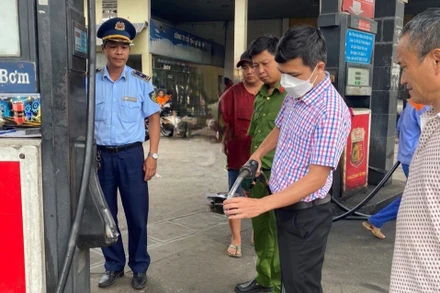 Lực lượng chức năng tỉnh Bình Dương kiểm tra chất lượng xăng tại Công ty cổ phần Sao Mai Sài Gòn