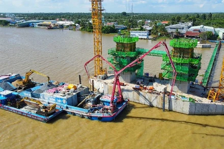 Xây dựng mố cầu Rạch Miễu 2.