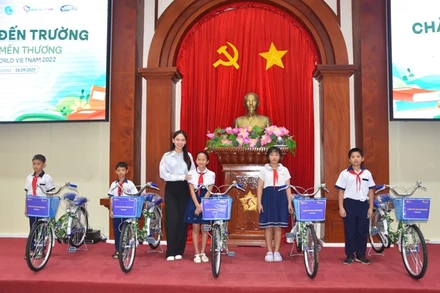 Trao xe đạp cho 5 học sinh nghèo hiếu học tại tỉnh Tiền Giang.