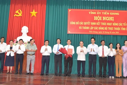 Trao quyết định thành lập Đảng bộ Ủy ban nhân dân tỉnh Tiền Giang.