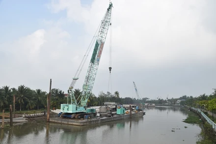 Đơn vị thi công đang tiến hành thi công dự án nhằm bảo đảm tiến độ.