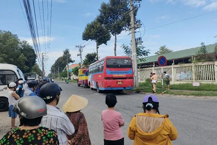 Lực lượng chức năng khám nghiệm hiện trường vụ tai nạn.