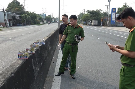Cơ quan công an khám nghiệm hiện trường vụ việc.