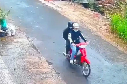 Hai đối tượng cướp tiệm vàng bị camera an ninh ghi lại.