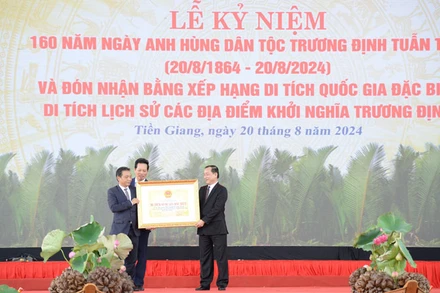 Trao Bằng xếp hạng Di tích quốc gia đặc biệt các địa điểm Khởi nghĩa Trương Định cho tỉnh Tiền Giang.