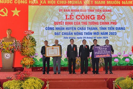 Lãnh đạo huyện Châu Thành nhận Quyết định của Thủ tướng Chính phủ công nhận đạt chuẩn nông thôn mới. 