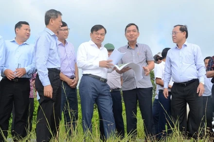 Đoàn công tác kiểm tra tình hình sạt lở ở Tiền Giang.