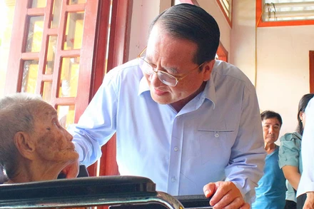 Lãnh đạo Ủy ban nhân dân tỉnh Tiền Giang thăm hỏi, tặng quà bà Phạm Thị Thoại (mẹ liệt sĩ) ở xã An Thạnh Thủy, huyện Chợ Gạo.