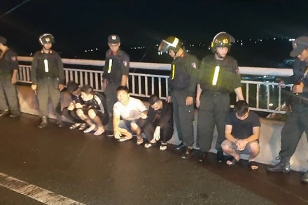 Lực lượng công an bắt giữ các đối tượng.