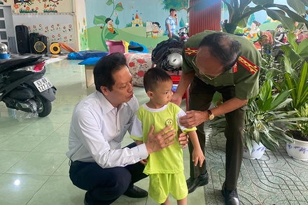 Lãnh đạo tỉnh Tiền Giang có mặt thăm hỏi, động viên cháu bé bị khống chế.