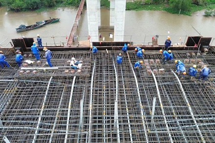 Công nhân khẩn trương thi công nhịp chính cầu Rạch Miễu 2 sáng 1/1/2025.