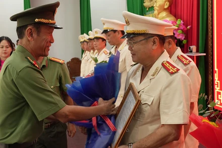 Đại tá Nguyễn Văn Nhựt, Giám đốc Công an tỉnh Tiền Giang trao Quyết định cho các đồng chí nghỉ công tác hưởng chế độ hưu trí.