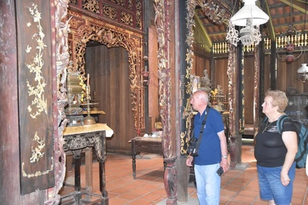 Du khách nước ngoài đến thăm làng cổ Đông Hòa Hiệp, huyện Cái Bè (Tiền Giang).