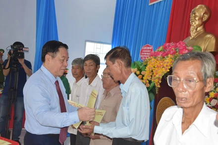 Đồng chí Nguyễn Trọng Nghĩa tặng quà cho các gia đình chính sách.