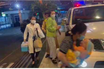 Tổ Cảnh sát giao thông cao tốc dùng xe đặc chủng đưa bệnh nhi đi cấp cứu tại bệnh viện.