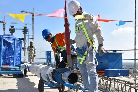 Chuẩn bị căng cáp dây văng đầu tiên cho cầu Rạch Miễu 2. 