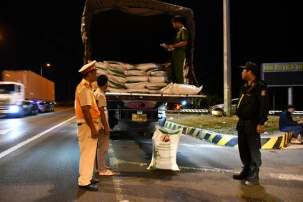 Lực lượng làm nhiệm vụ kiểm tra số đường cát không hóa đơn, chứng từ trên phương tiện.