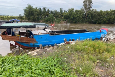 Chiếc ghe gỗ bị cơ quan công an tạm giữ.