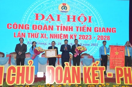 Liên đoàn Lao động tỉnh Tiền Giang được Chủ tịch nước tặng thưởng Huân chương Độc lập hạng Nhất.