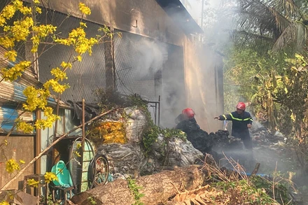 Lực lượng chữa cháy tiếp cận hiện trường để dập lửa.