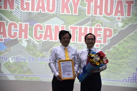 Đại diện lãnh đạo Bệnh viện Đại học Y dược Thành phố Hồ Chí Minh trao chứng nhận chuyển giao kỹ thuật can thiệp tim mạch cho Bệnh viện Đa khoa Tiền Giang.