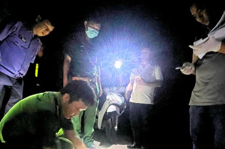 Lực lượng chức năng kiểm tra tang vật nghi ma túy trôi dạt vào bờ biển.