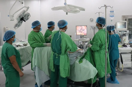 Các bác sĩ Bệnh viện Quân y 120 tiến hành phẫu thuật cho bệnh nhân Nguyễn Thị T.L.